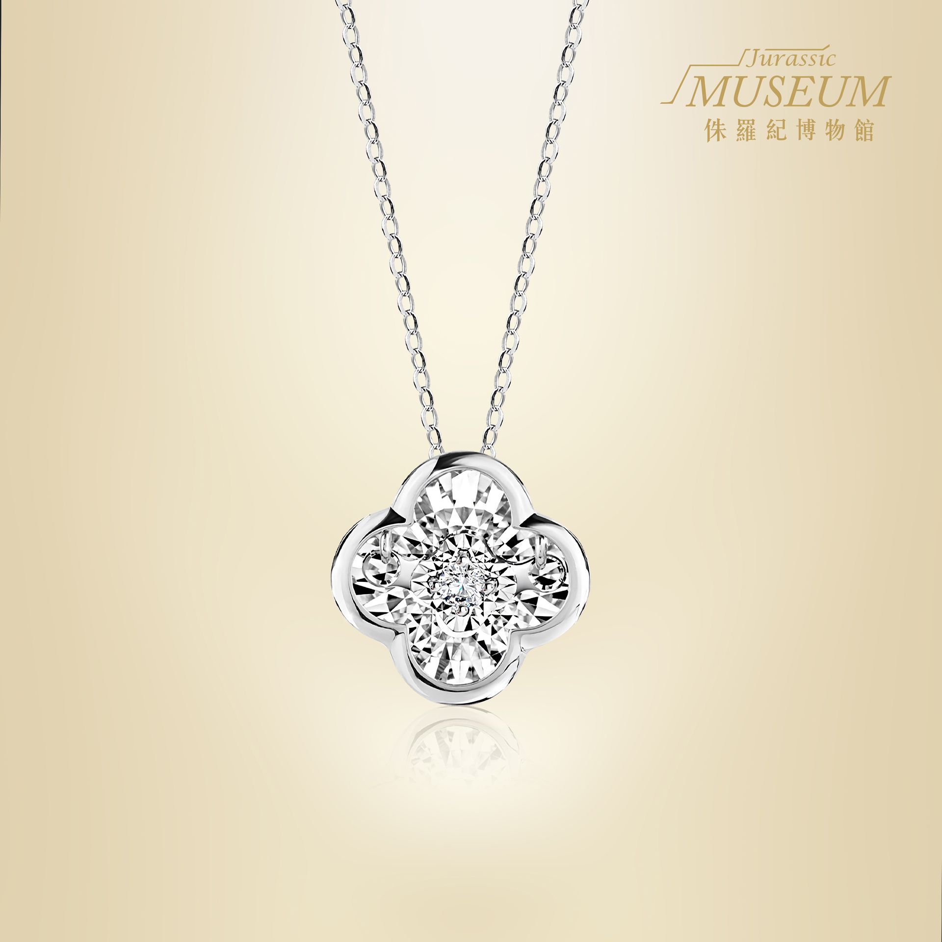 精緻的銀質四葉草吊墜，鑲嵌閃亮的圓形鑽石，搭配纖細的同色鍊子。