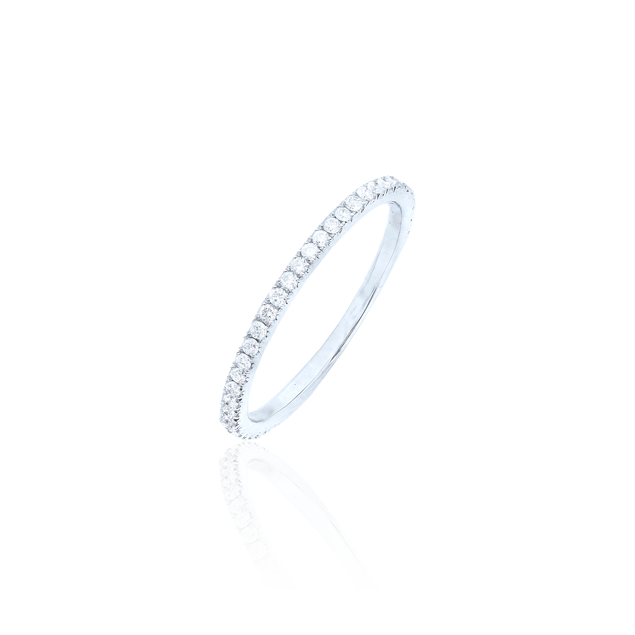 一枚纖細的銀色戒指,戒面上鑲嵌著一圈密鑲的小白鑽,戒面為純白色。