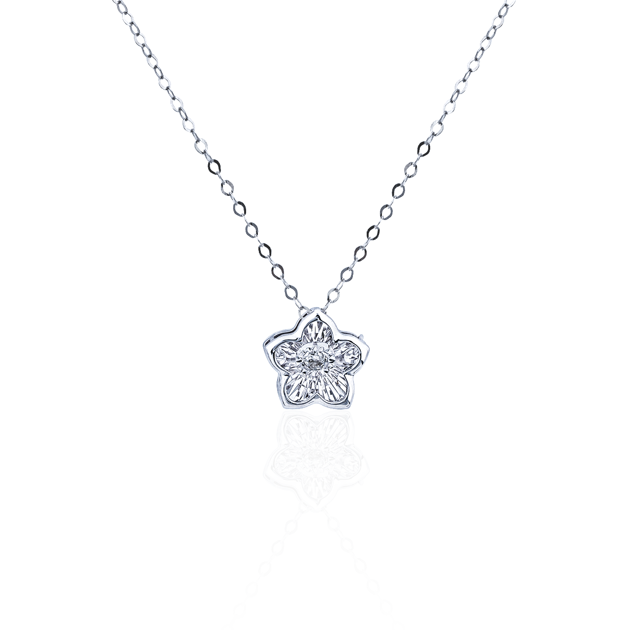 一款銀色花朵形狀的吊墜項鍊,搭配精緻的鏈條,鍊子上點綴著透明寶石,背景是白色。