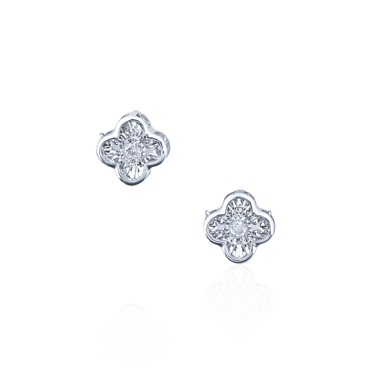 一對銀色四葉草形狀的耳釘，鑲嵌著閃閃發光的小顆密鑲寶石。