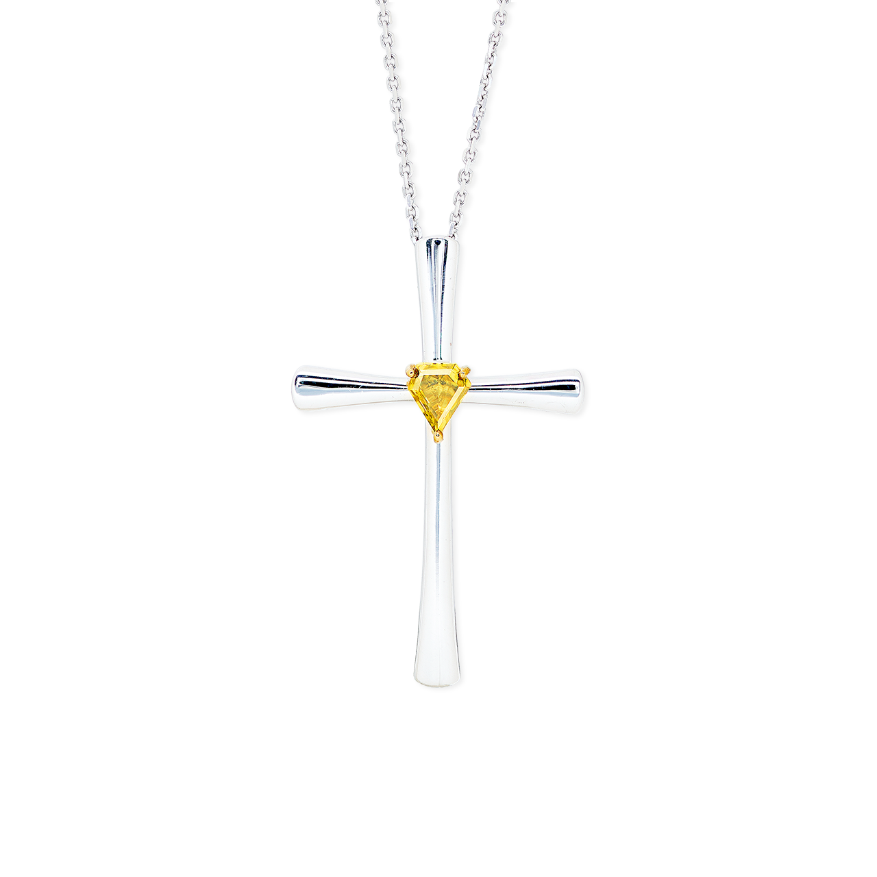一條銀質十字架吊墜,搭配同項鍊,中心鑲嵌一顆小巧的三角形黃色寶石。