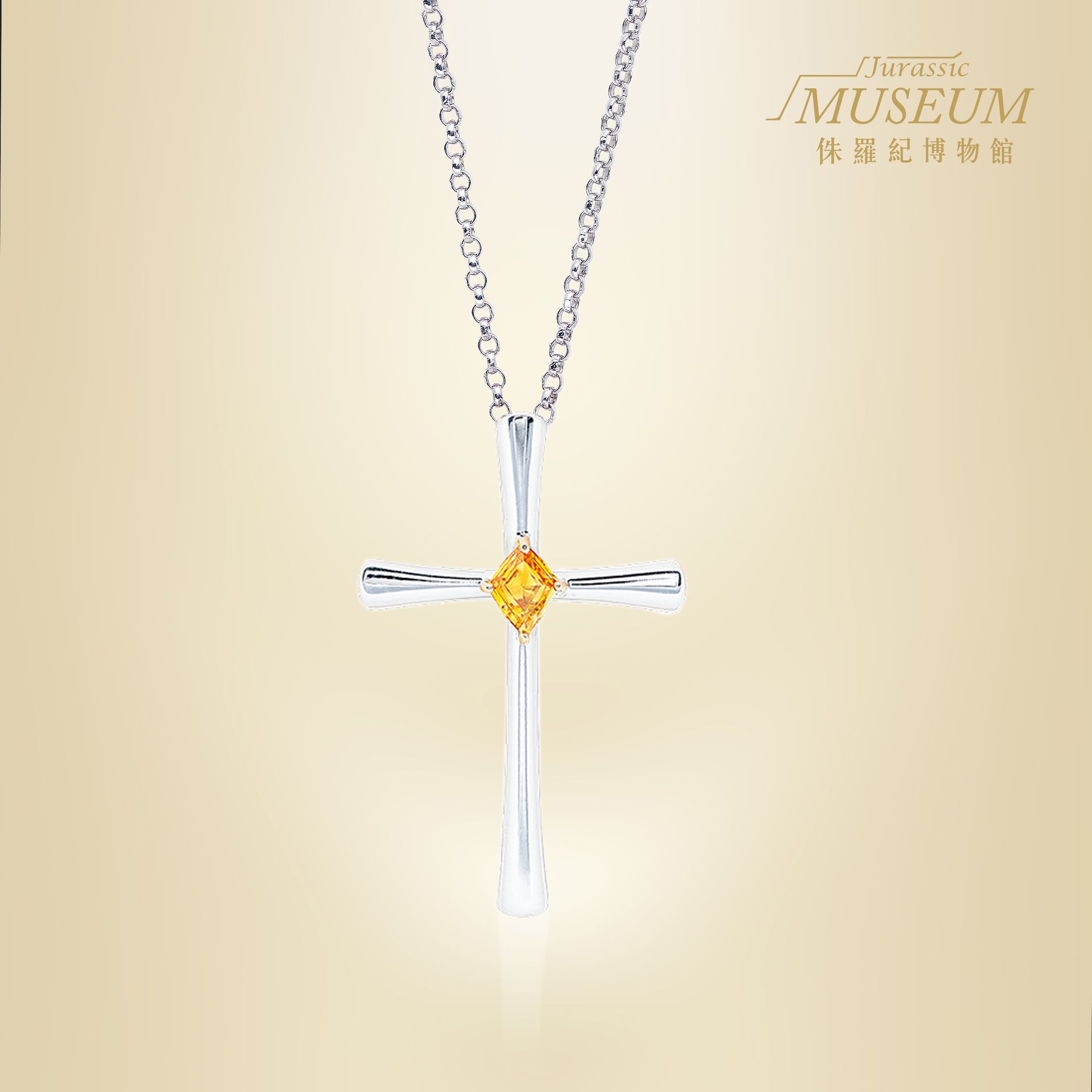 一條細銀鍊上掛著一個銀十字架吊墜,中心鑲嵌著一顆小小的方形黃色寶石。