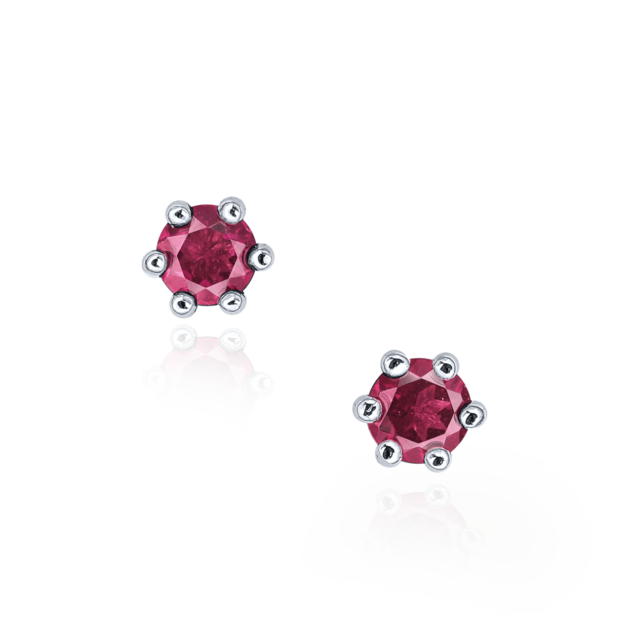 一對耳釘，鑲嵌著圓形深紅色寶石，採用銀質六爪鑲嵌，背景為白色。