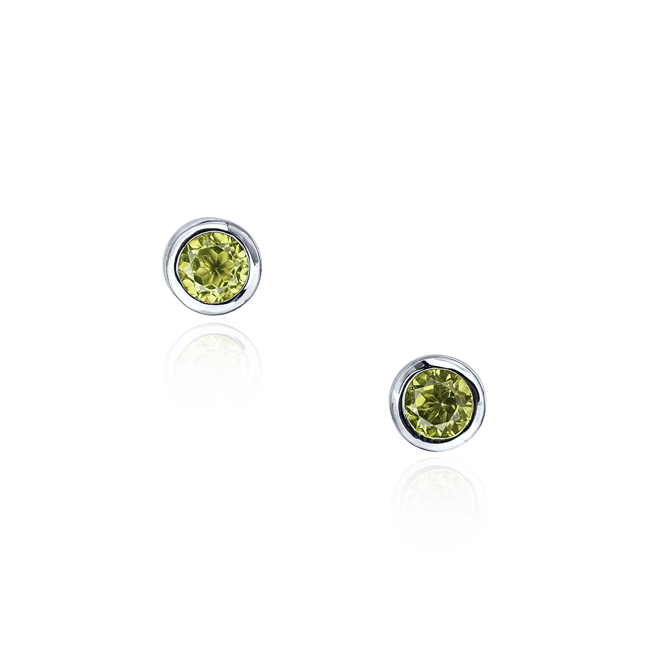 一對圓形包鑲耳釘，白色底面上鑲嵌著淺綠色寶石，銀色金屬底座上鑲嵌著寶石。