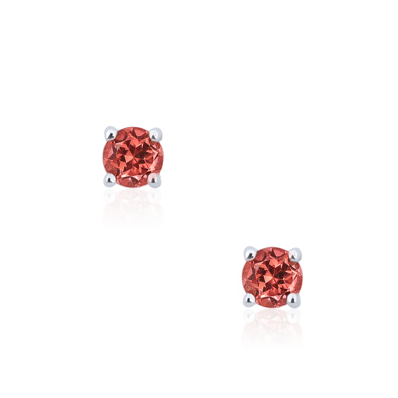 一對圓形切割的紅橙色寶石耳釘，鑲嵌在白色背景的銀色爪鑲上。