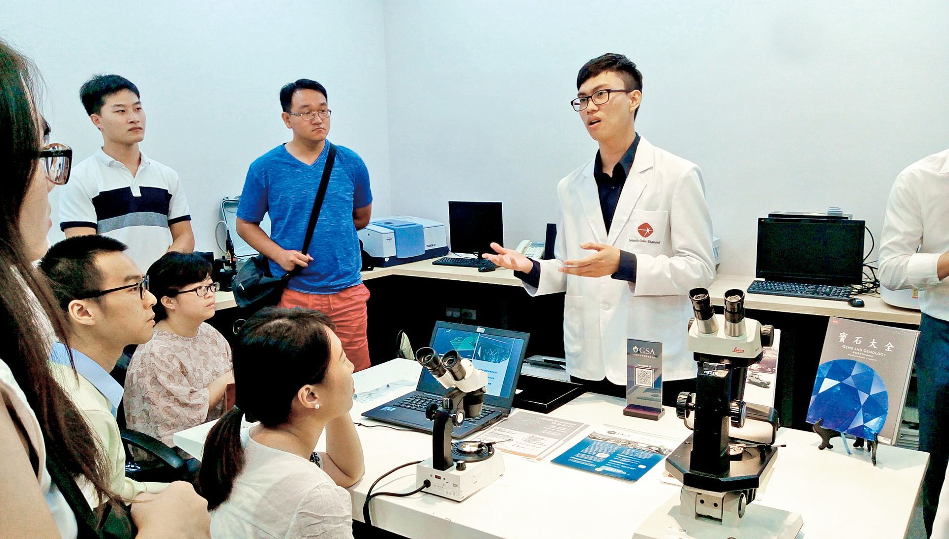 專業珠寶鑑定師使用儀器仔細觀察藍寶石的品質與切工