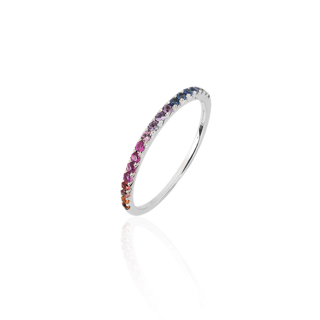 一枚纖細的銀戒指,鑲嵌著漸變色的小顆彩色寶石,顏色從橙色和粉紅色漸層到紫色和藍色。