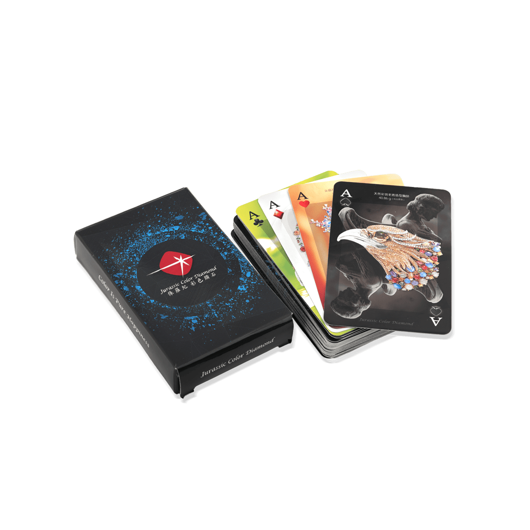 一個印有藍紅相間標誌的黑色盒子，旁邊是一副展開的撲克牌，其中一張A牌上繪有老鷹圖案。