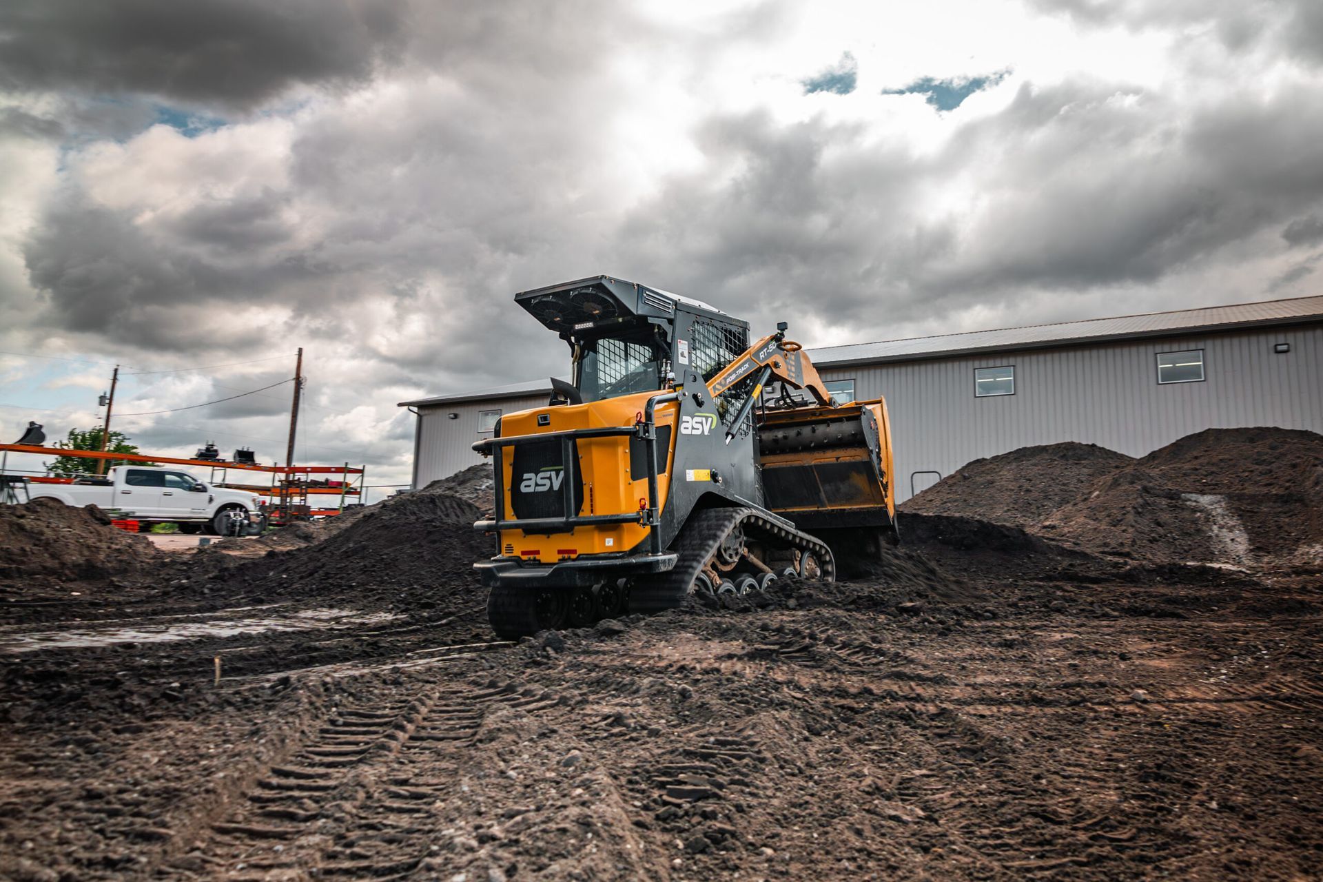 Hydra bucket for an efficient landscaping team in pennsylvania 