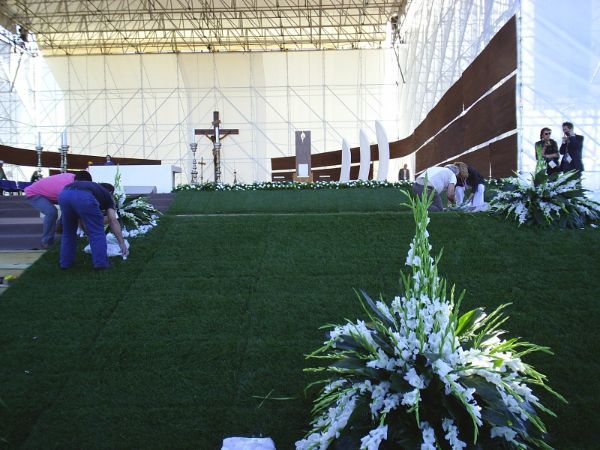 Prato di fronte a palco papale