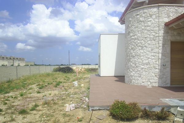 Giardino da realizzare e villetta