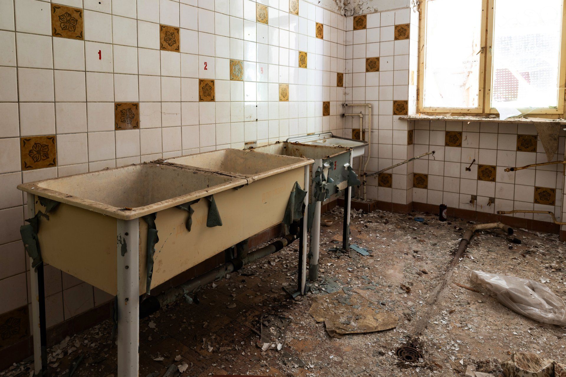 Old Sinks In The Kitchen — Sydney, NSW — Kamakan Forensic Cleaning