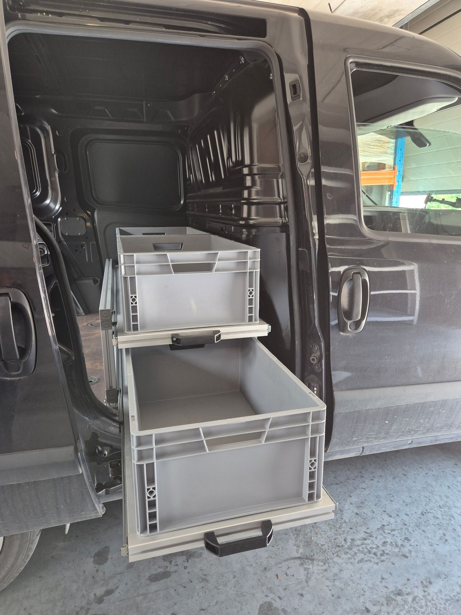 uitschuifbare lades voor plastiekbakken euronorm voor camionette in aluminiumprofielen Alumes