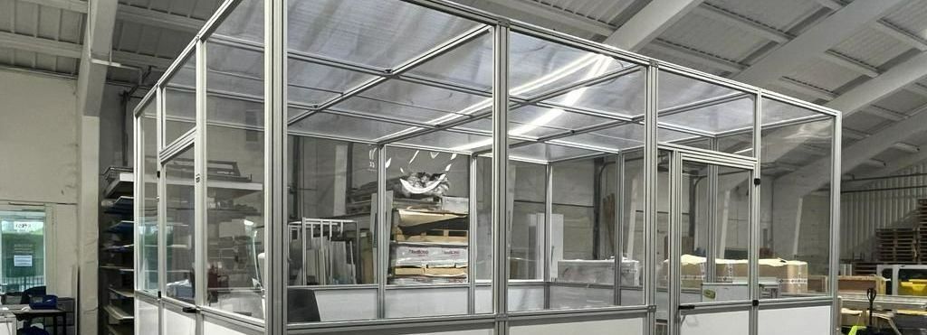 Dit is een bureelruimte in een atelier die werd gecreëerd met behulp van  aluminiumprofielen van Alumes.