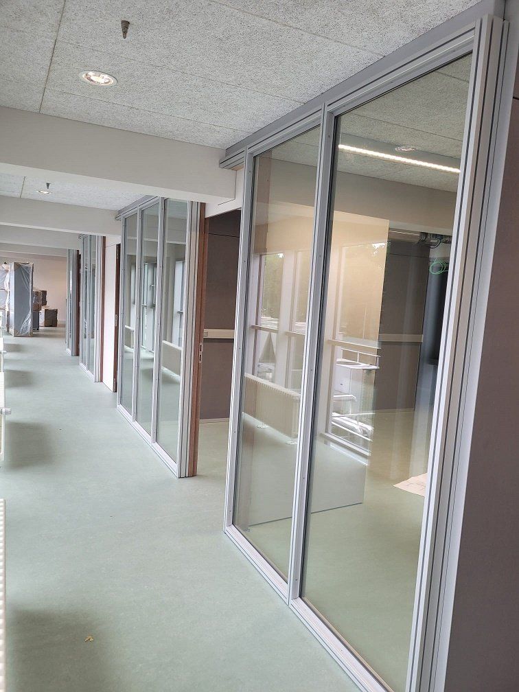 Scheidingswand in glas in aluminiumprofielen Alumes