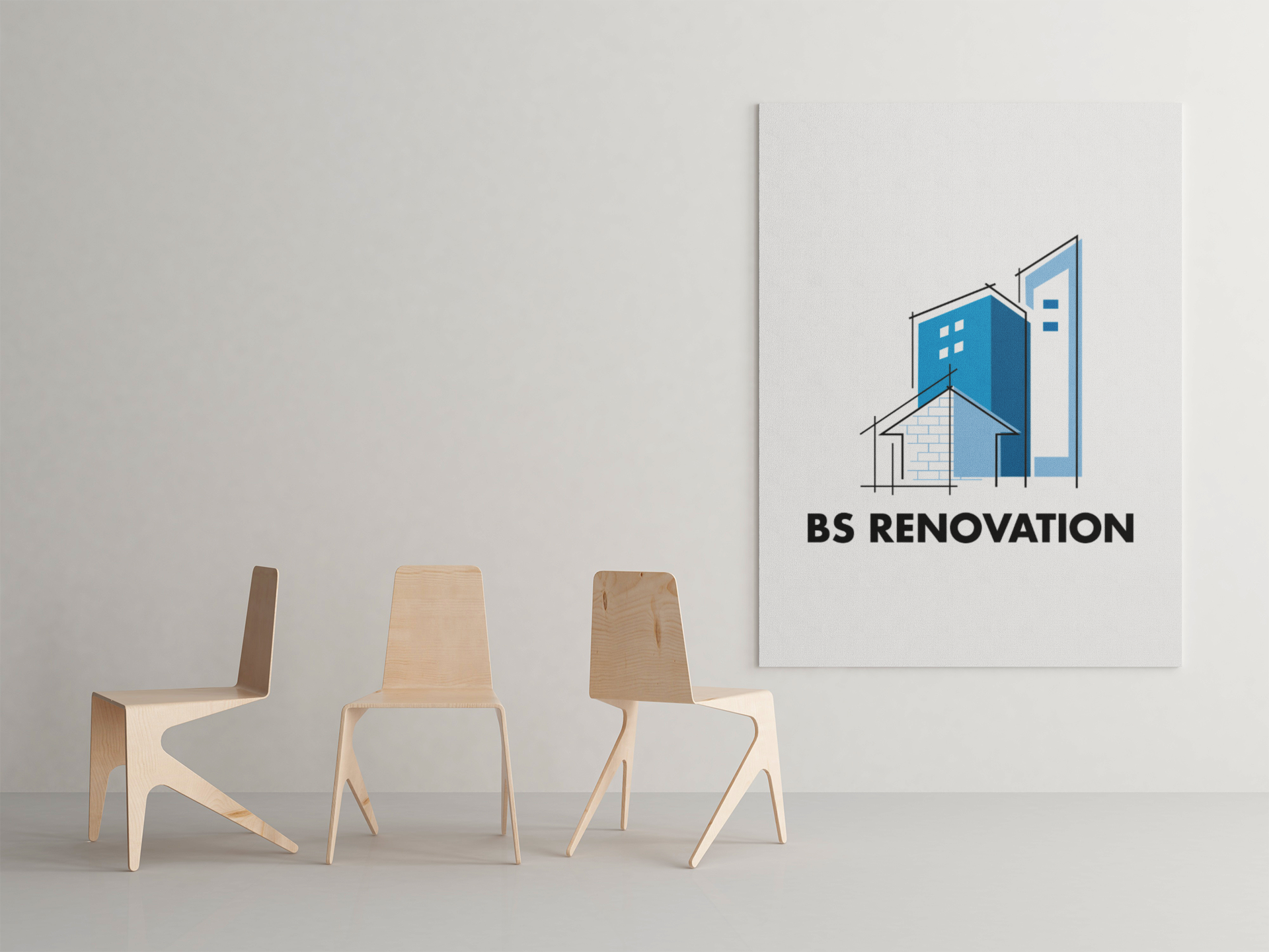 Trois chaises en bois clair devant un mur blanc avec un logo « BS RENOVATION » sur une affiche.