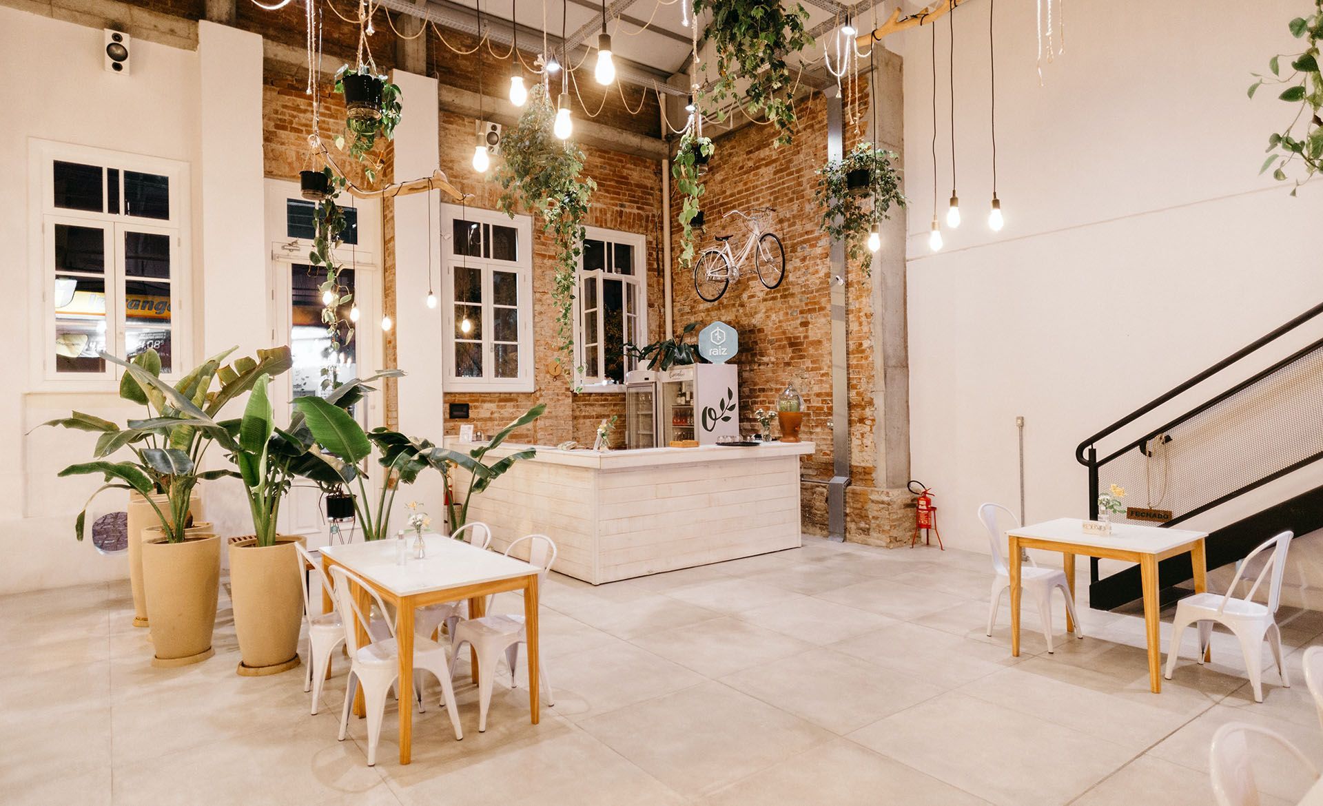 Maison en construction : ossature bois avec bardage, garage, ciel bleu azur, journée ensoleillée.