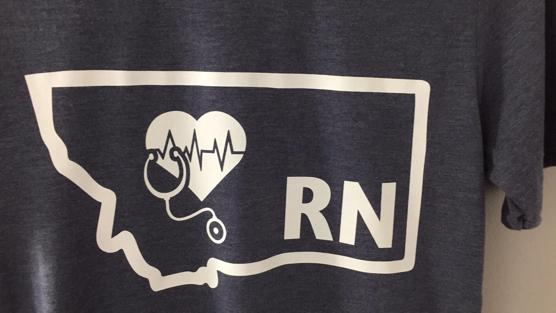 A shirt with a heart and the word rn on it