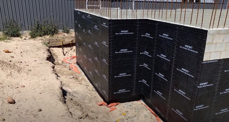 retaining-wall-waterproofing-chicago