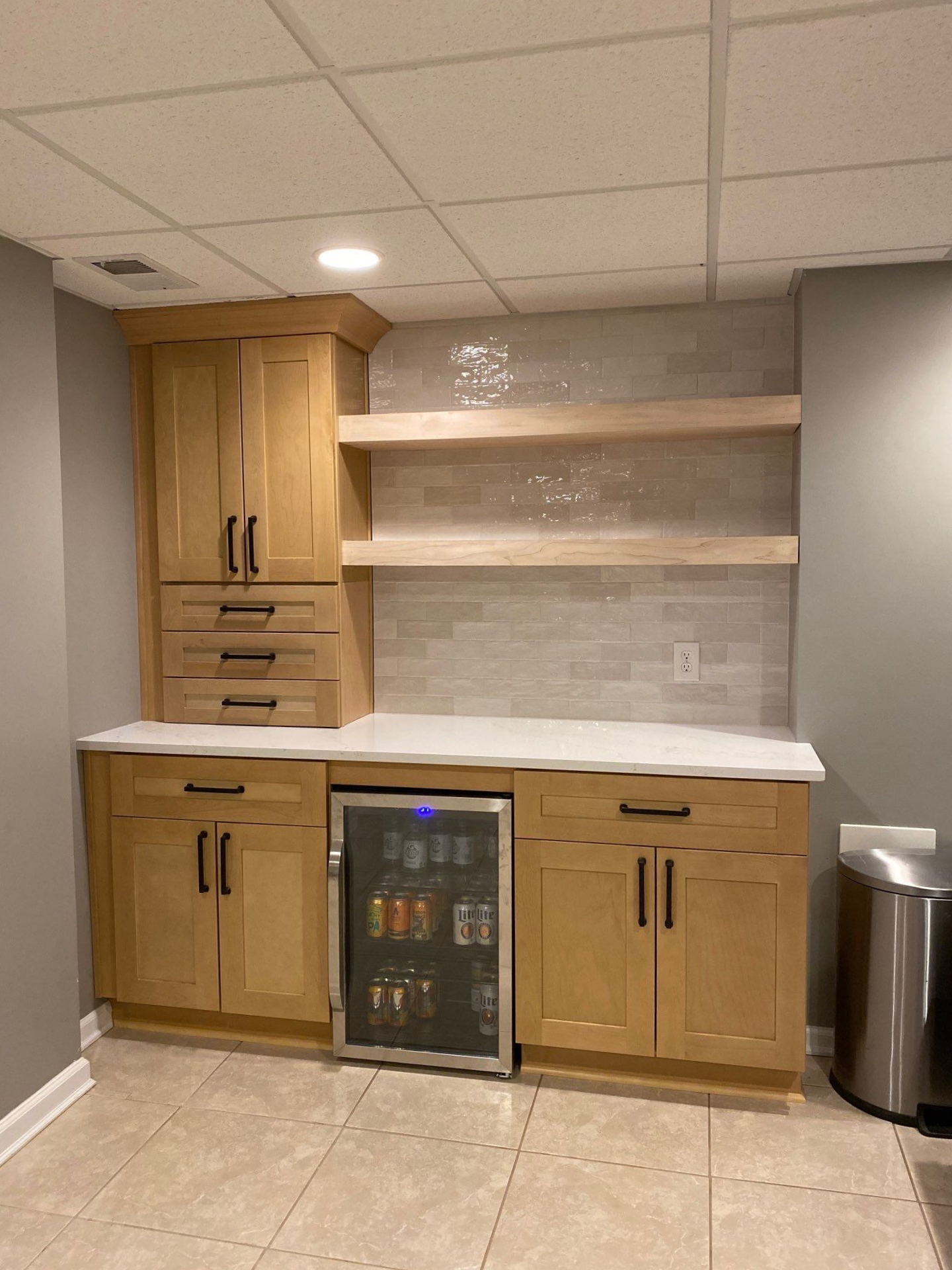 A computer monitor displays the time of 04:09:00