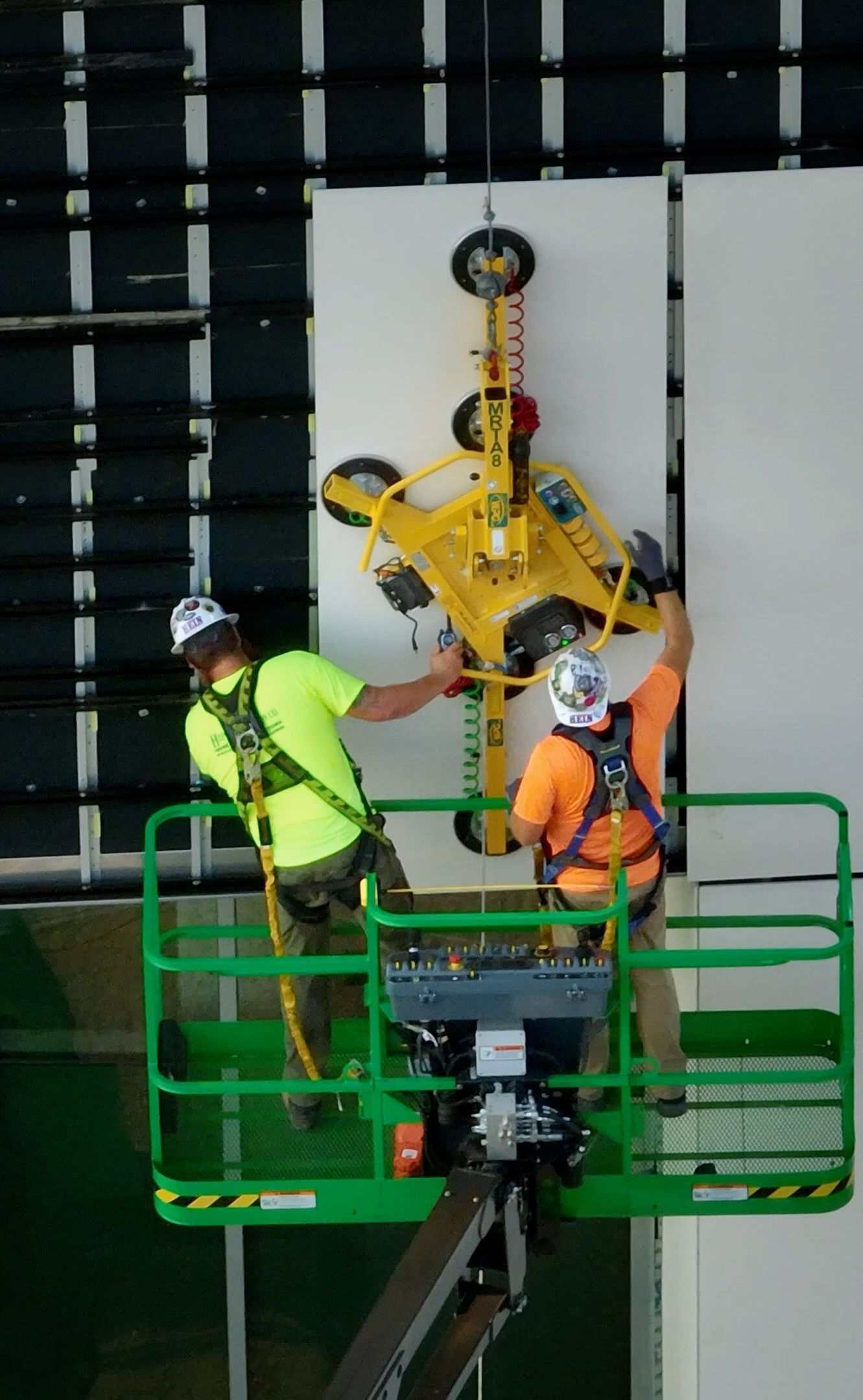 A specialized vacuum pressure lifter used for glazing to safely move large glass panels. 