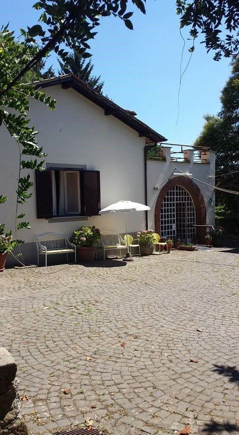 terrazza di una struttura per anziani immersa nel verde