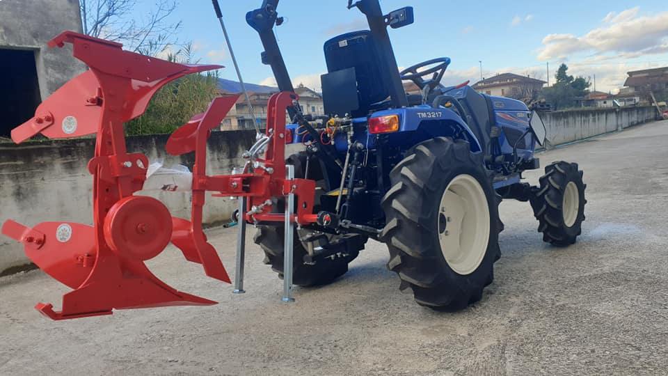 trattore con accessorio per aratura terreni