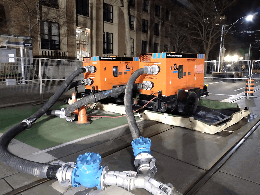 Deux générateurs orange avec des valves bleues dans une rue de la ville.