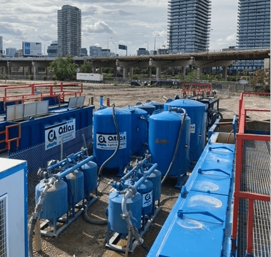 Réservoirs de traitement des eaux industrielles bleues sur un chantier de construction.