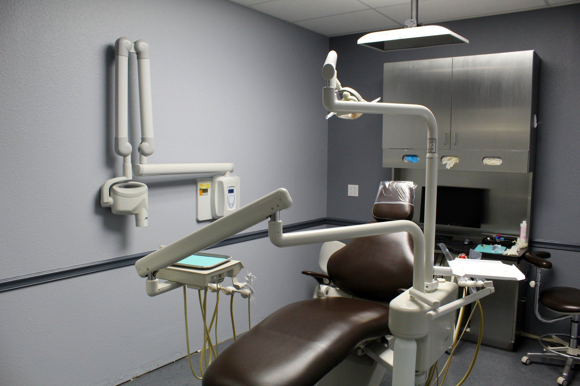 Lucent Dentistry in Austin Tx.  A dental office with a dental chair and dental equipment