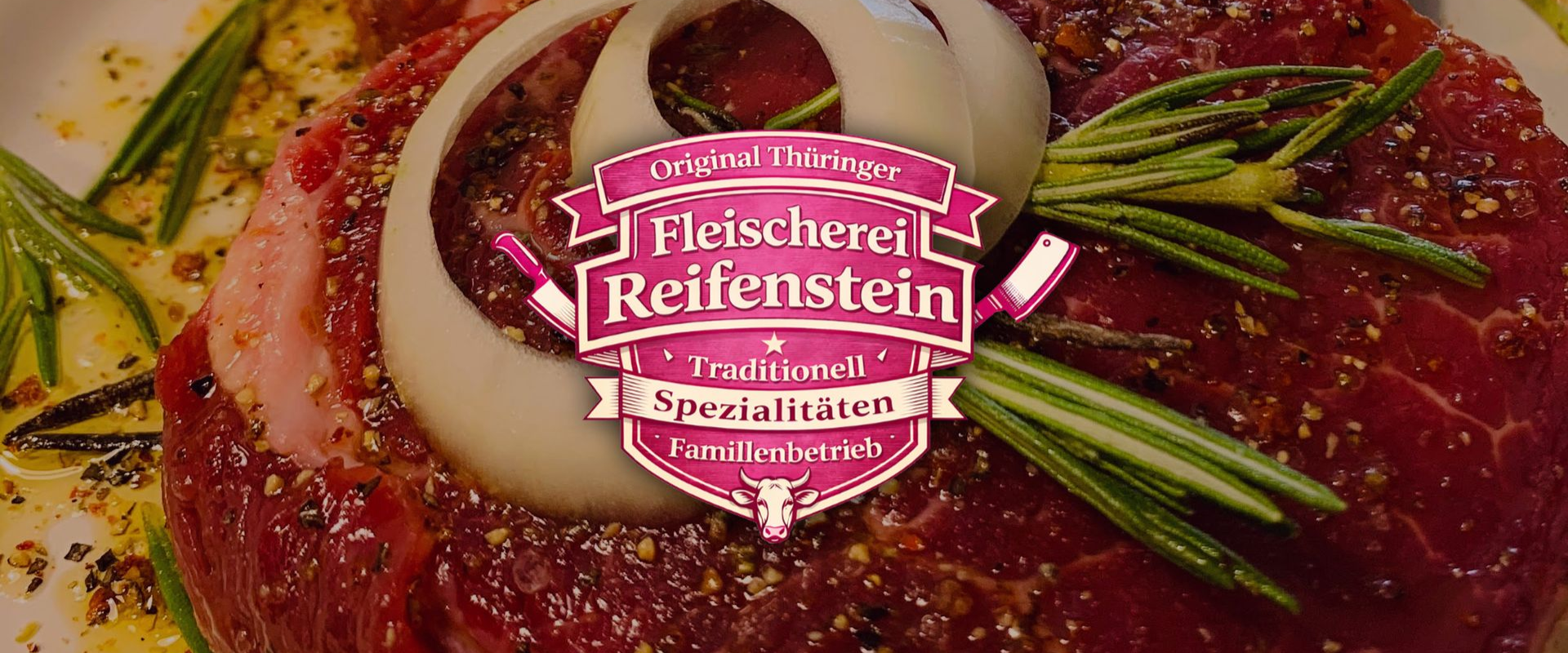 Ein rohes, gewürztes Steak, garniert mit Zwiebelringen und Rosmarin, darüber ein rosa Logo der Fleischerei Reifenstein.