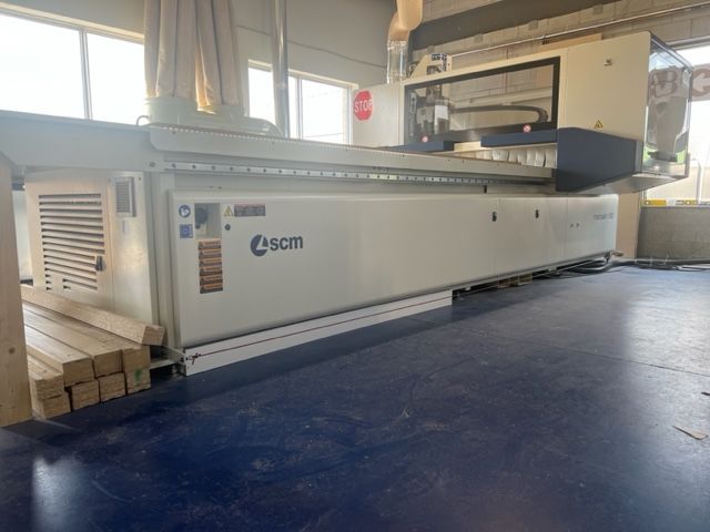 Grande machine à bois industrielle SCM dans un environnement d'atelier.