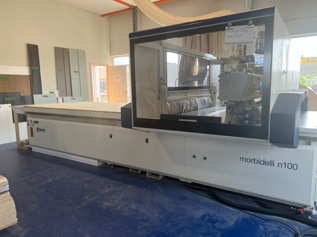 Une grande machine CNC Morbidelli n100 blanche dans un atelier.