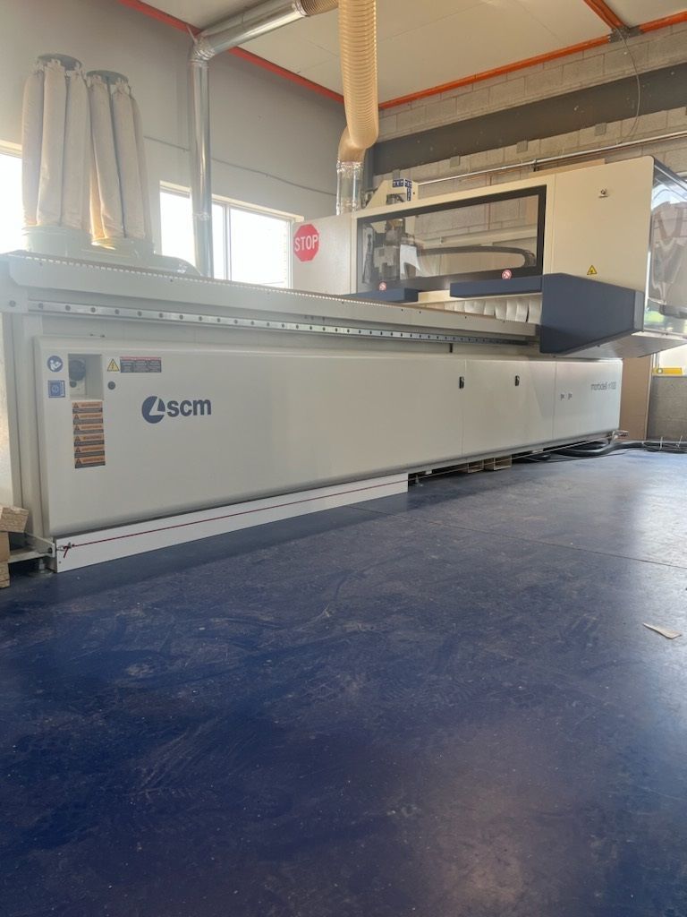 Grande machine industrielle de traitement du bois SCM en configuration usine.