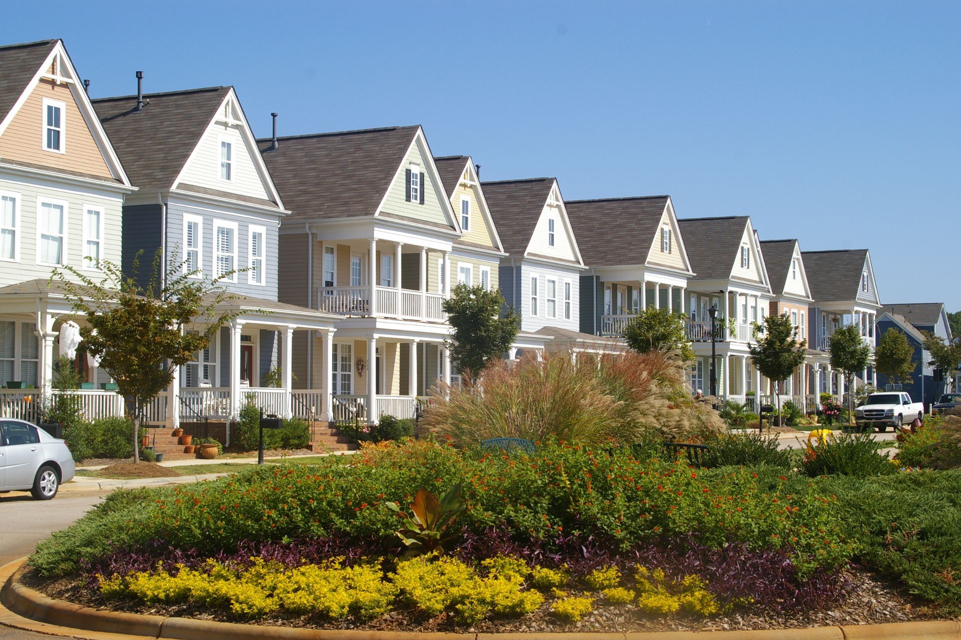 A row of houses are lined up in a residential area