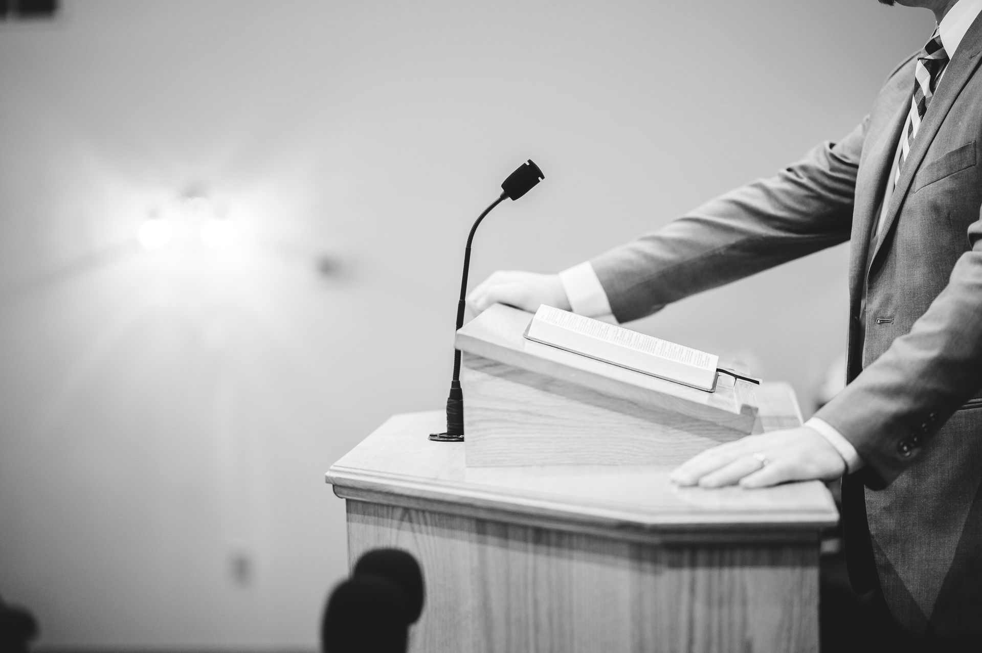 Homem em púlpito fazendo discurso