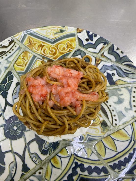 secondo piatto di pesce con pomodorini e salsa verde