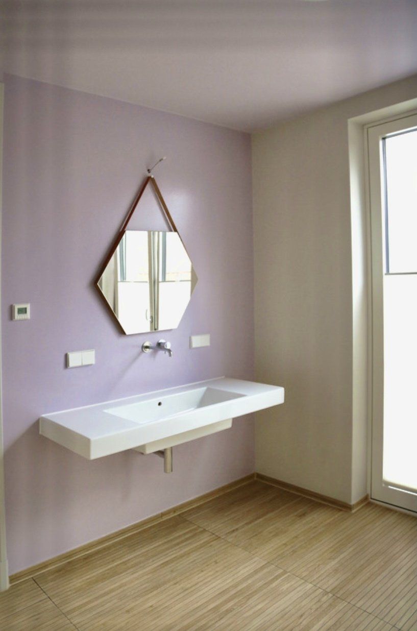 Ein Badezimmer mit Waschbecken und Spiegel an der Wand