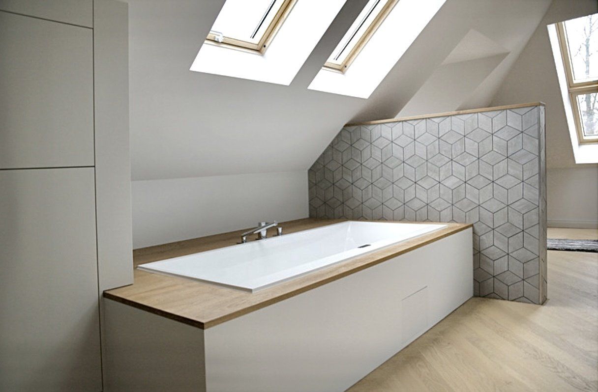 Eine Badewanne in einem Badezimmer mit einem Oberlicht darüber.