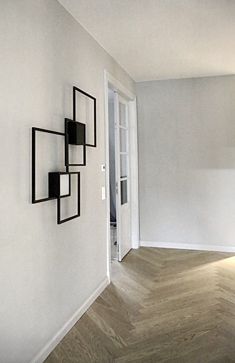 Ein Flur mit einer Tür und einem Regal an der Wand.