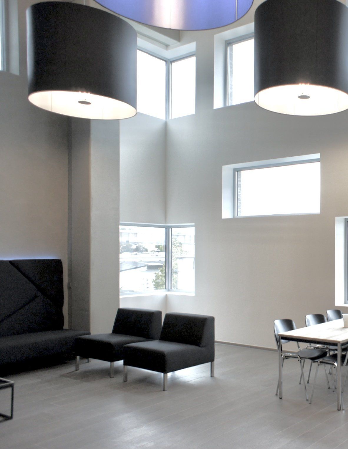 Ein Wohnzimmer mit Couchstühlen und einem Tisch