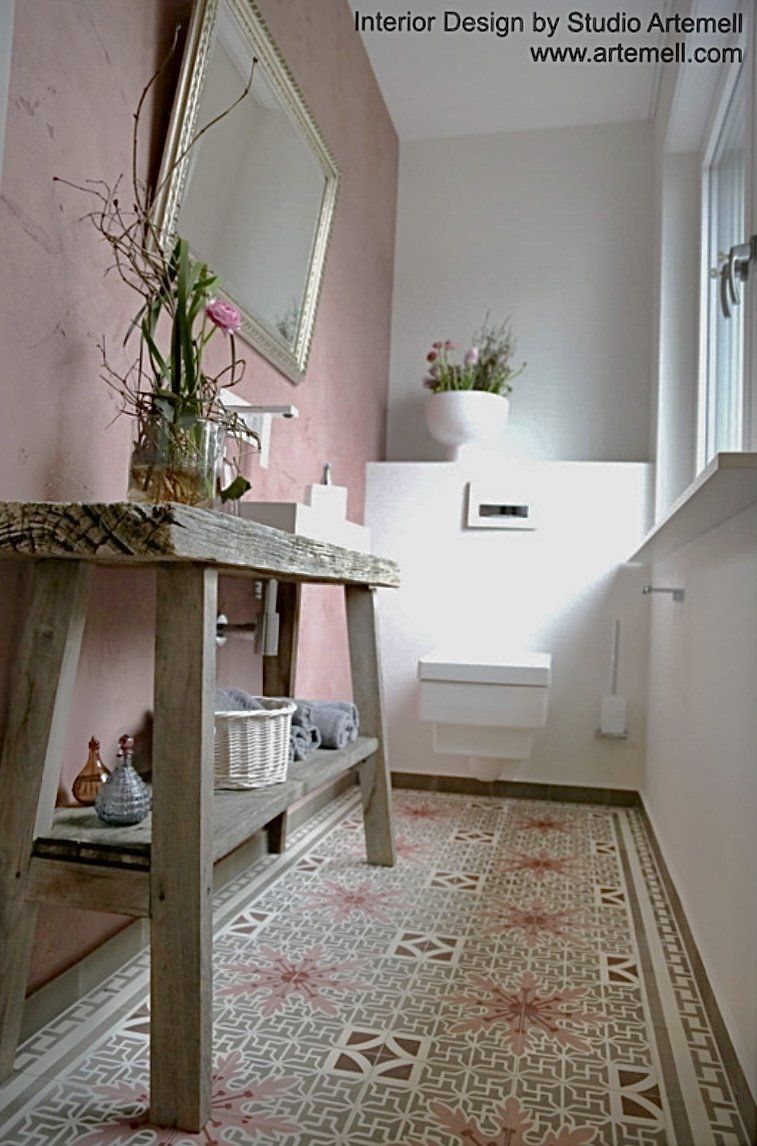 Ein Badezimmer mit Waschbecken, Spiegel und Toilette.