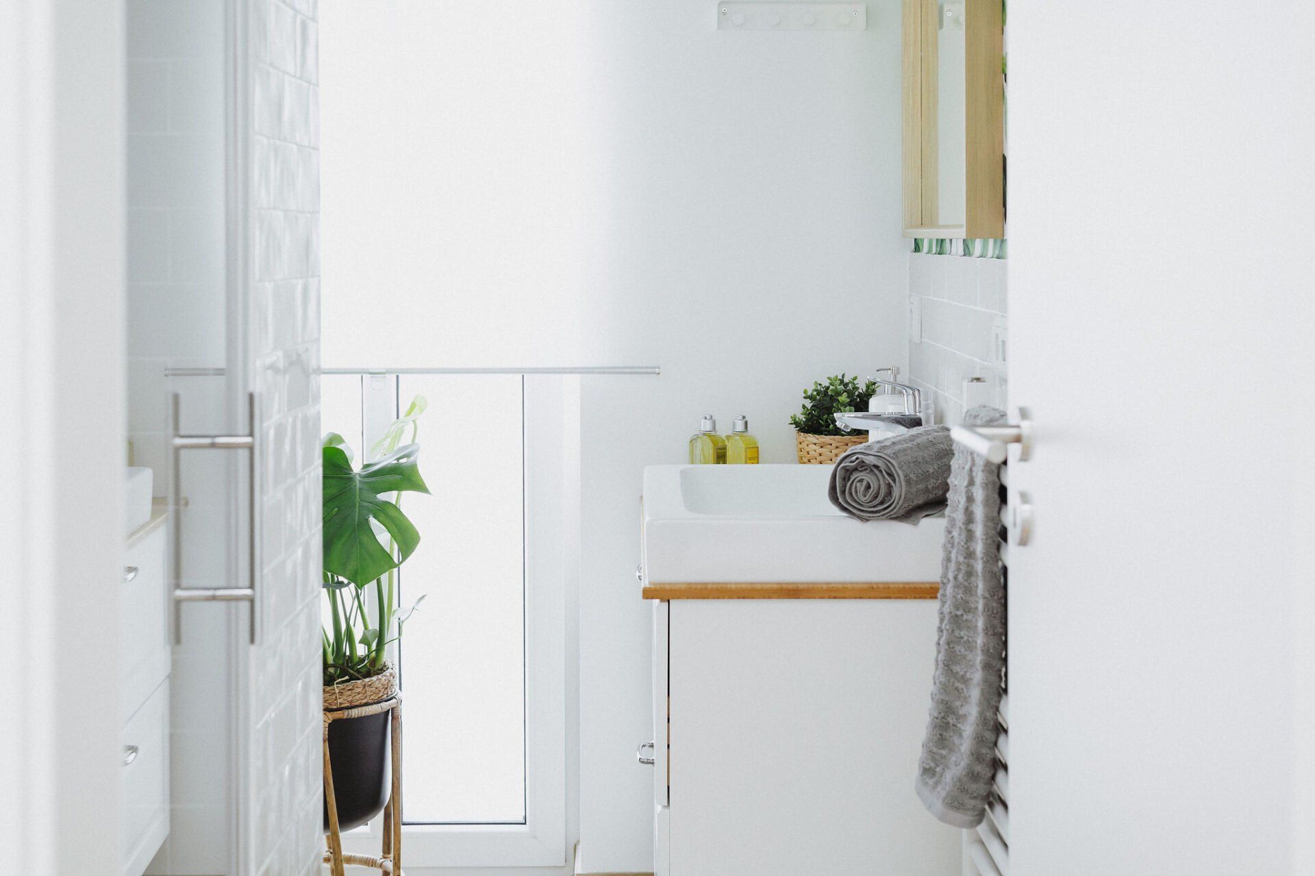 Ein Badezimmer mit Waschbecken, Toilette und Fenster.