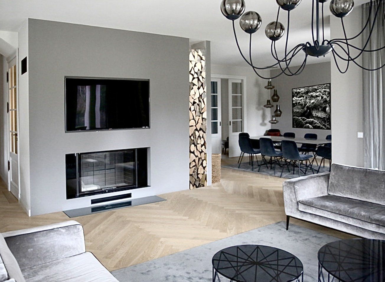 Ein Wohnzimmer mit Couch, Tisch, Kamin und Fernseher.