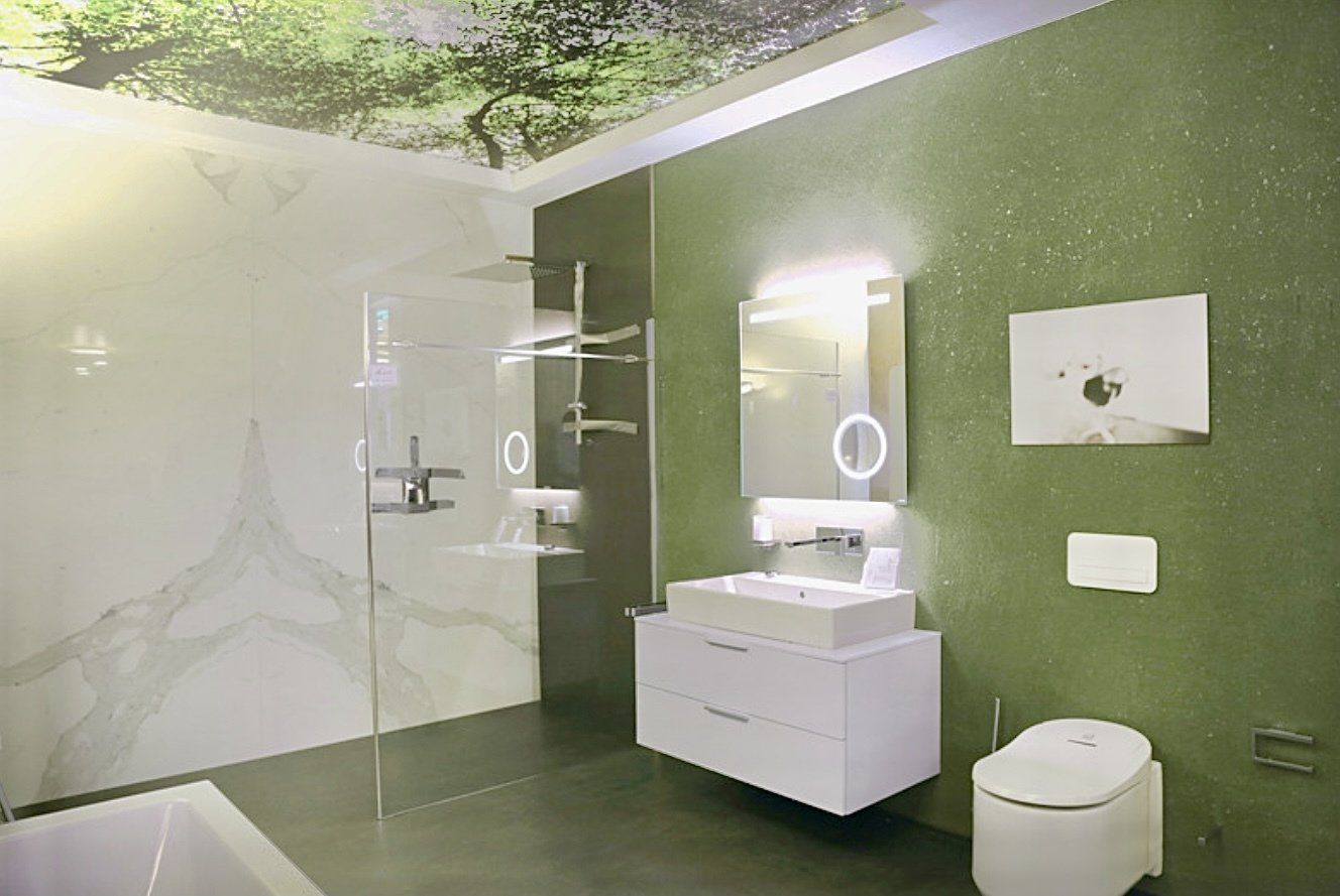 Ein Badezimmer mit Waschbecken, Toilette und Dusche.