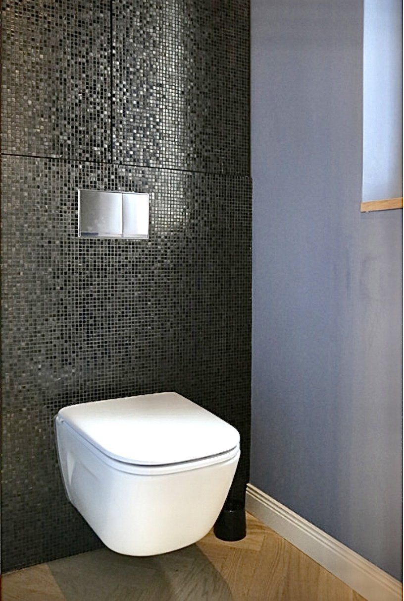 In einem Badezimmer hängt eine Toilette an der Wand.