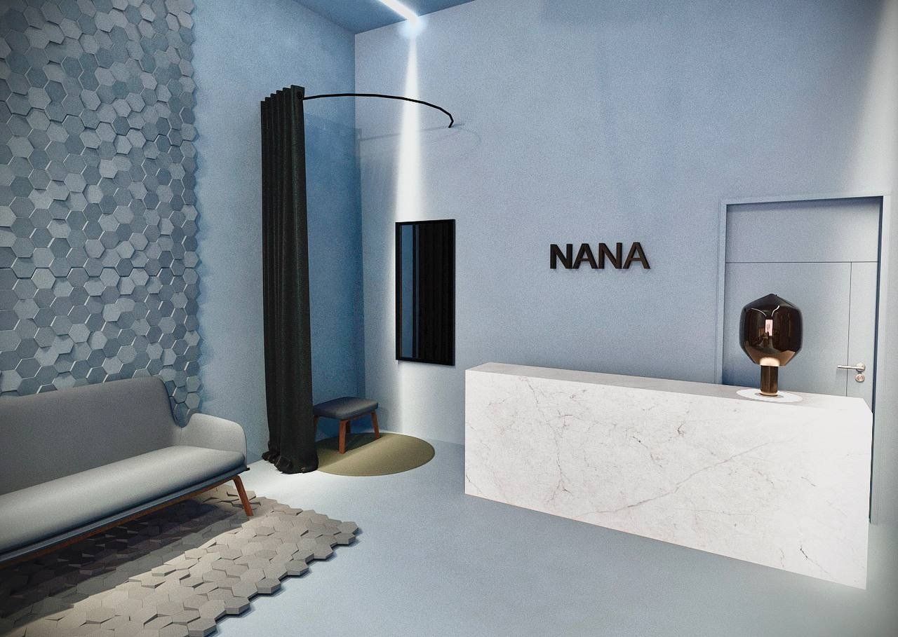 Ein Zimmer mit einer Couch und einem Schild mit der Aufschrift „Nana“