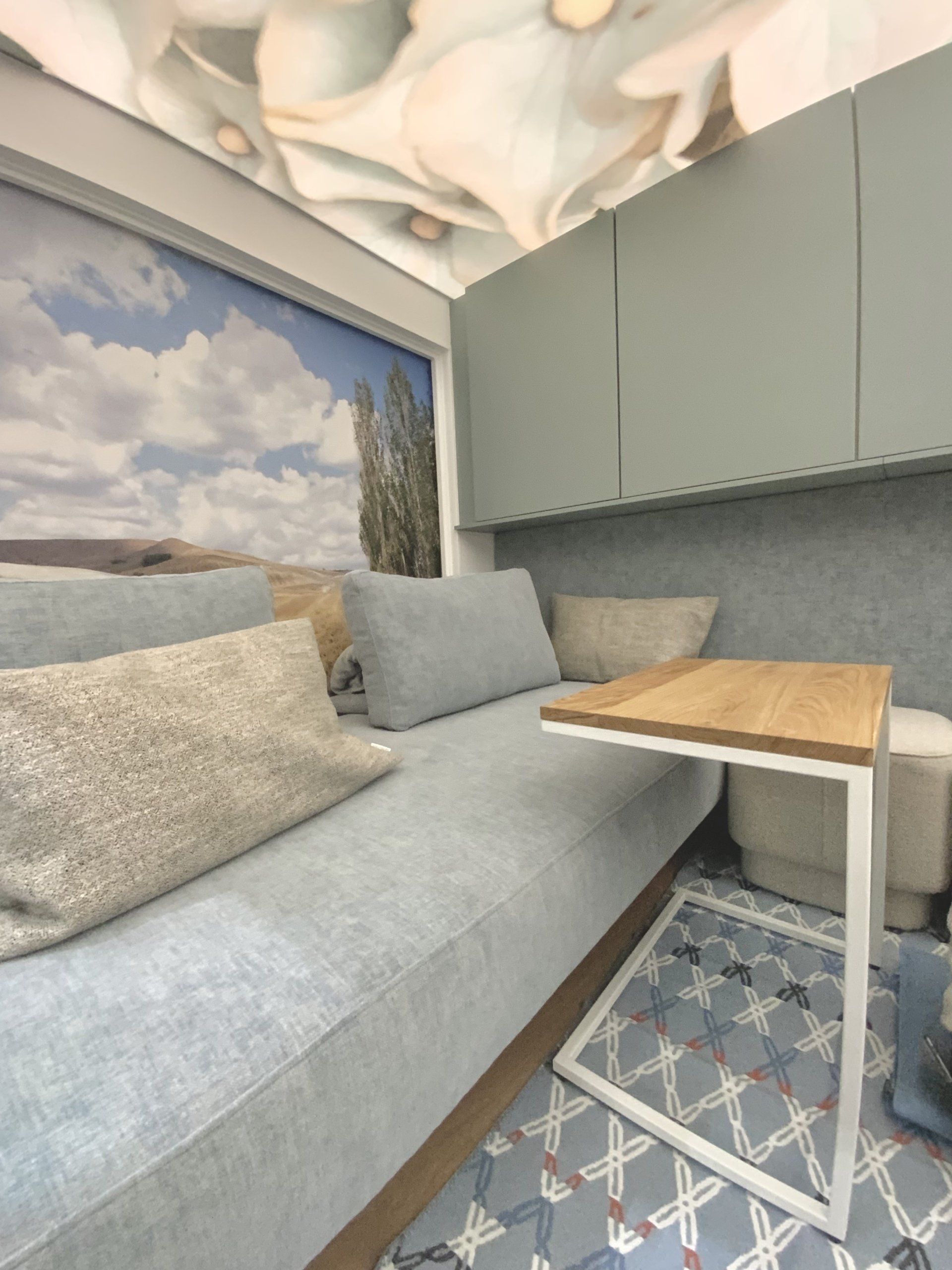 Ein Wohnzimmer mit Couch und Tisch