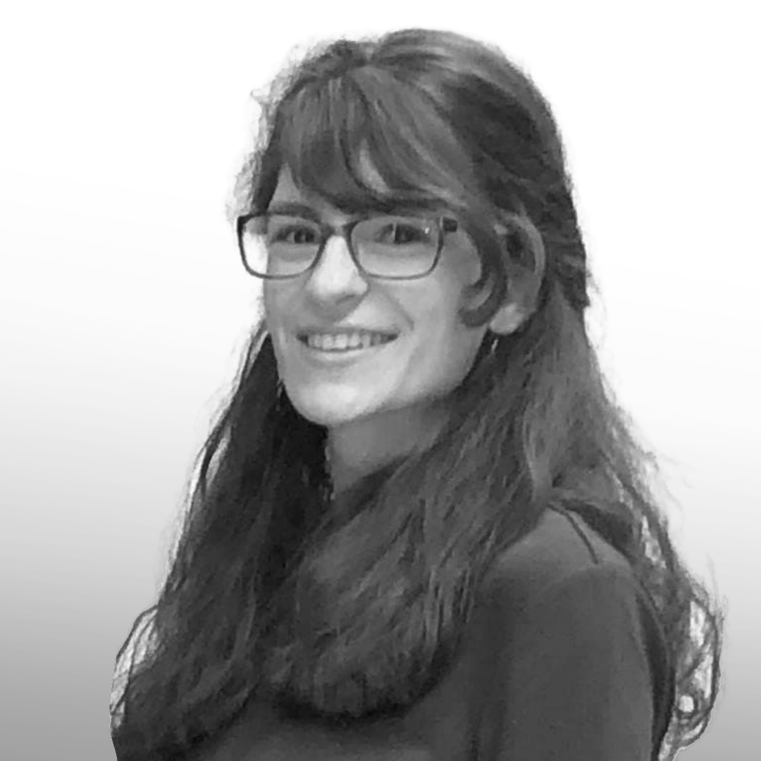 Ein Schwarzweißfoto einer lächelnden Frau mit Brille.