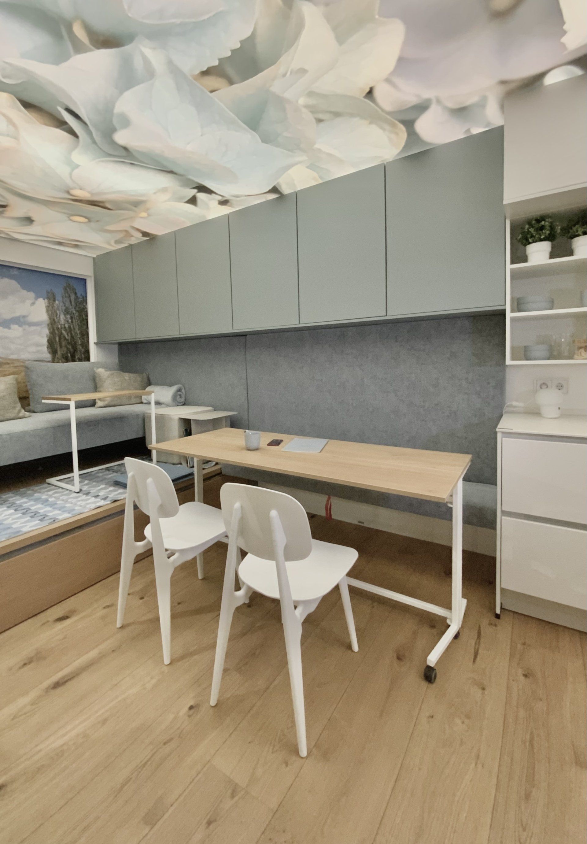 Ein Wohnzimmer mit Tisch, Stühlen und einer Couch.